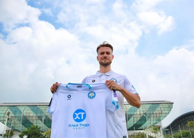 Biểu tượng bàn tay giữ đồng tiền và đồng hồ cát, tượng trưng cho việc quản lý tài chính và thời gian khi cá cược có trách nhiệm
